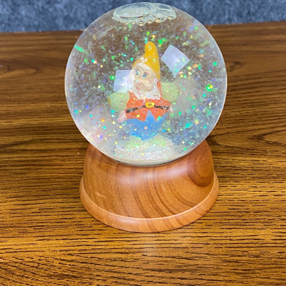 NE‎ Disney Happy Snow White Dwarf Snow Globe First Limited Edition Collectible